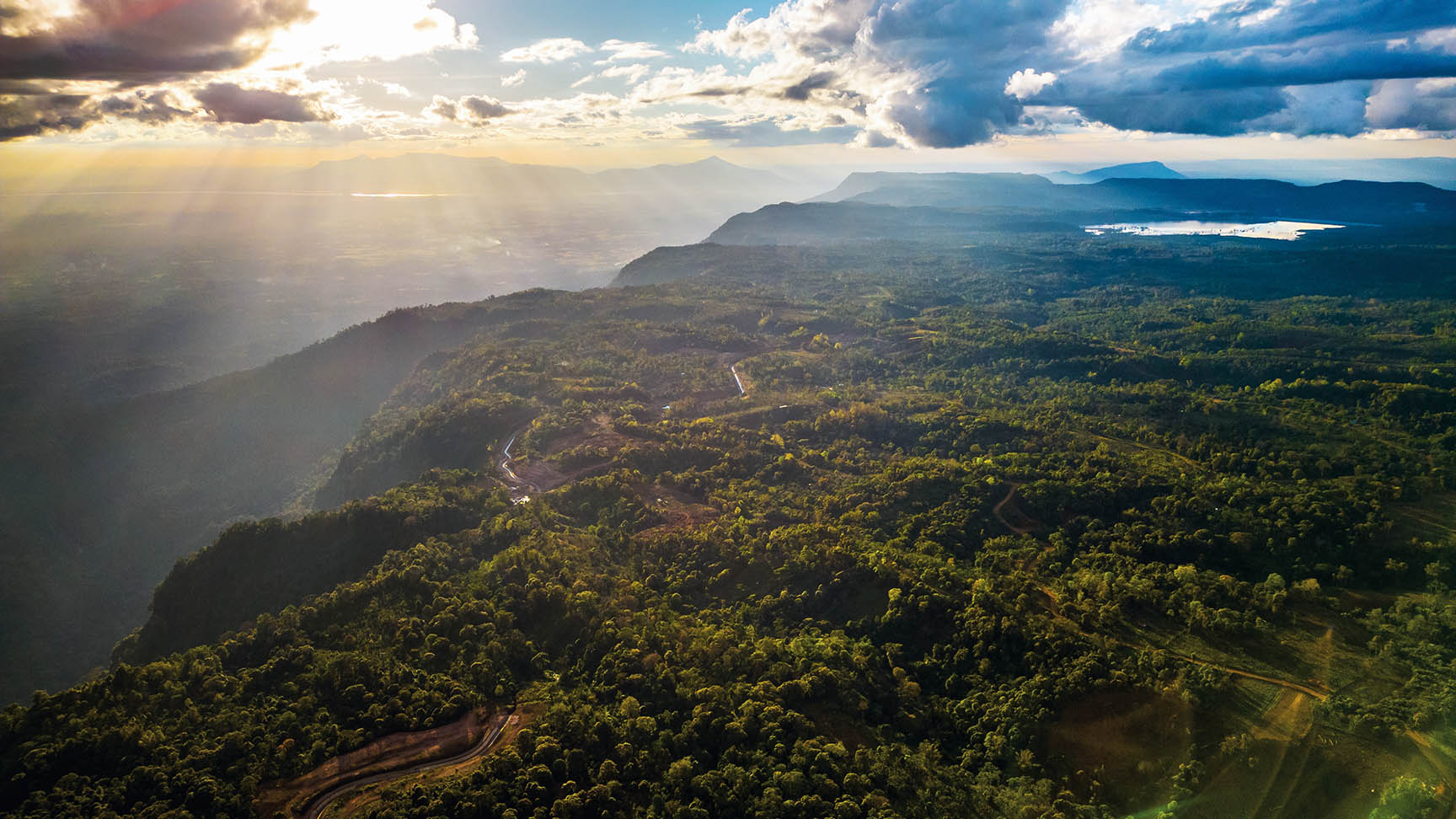 2025年12月17日在老挝占巴塞省拍摄的波罗芬高原(无人机照片) 新华社发(凯乔摄) 2025年12月17日在老挝占巴塞省拍摄的波罗芬高原(无人机照片) 新华社发(凯乔摄)