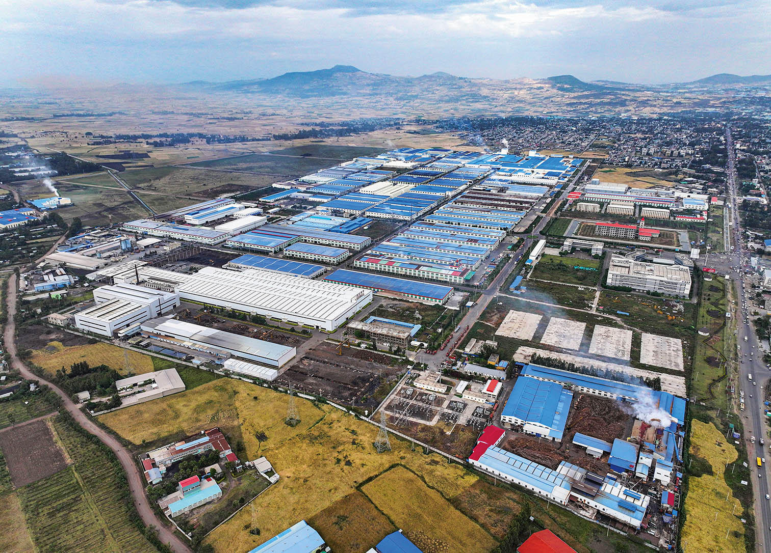 这是2023年11月3日在埃塞俄比亚杜凯姆市拍摄的东方工业园(无人机照片) 新华社发(东方工业园供图) 这是2023年11月3日在埃塞俄比亚杜凯姆市拍摄的东方工业园(无人机照片) 新华社发(东方工业园供图)