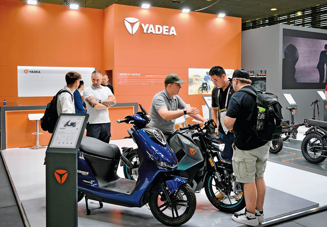 2025年9月6日，人们在德国柏林国际消费电子展雅迪展区参观 张豪夫摄/本刊 