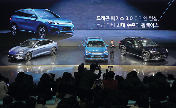 2025年1月16日,在韩国仁川,主持人介绍比亚迪将在韩国发售的三款车型 2025年1月16日,在韩国仁川,主持人介绍比亚迪将在韩国发售的三款车型