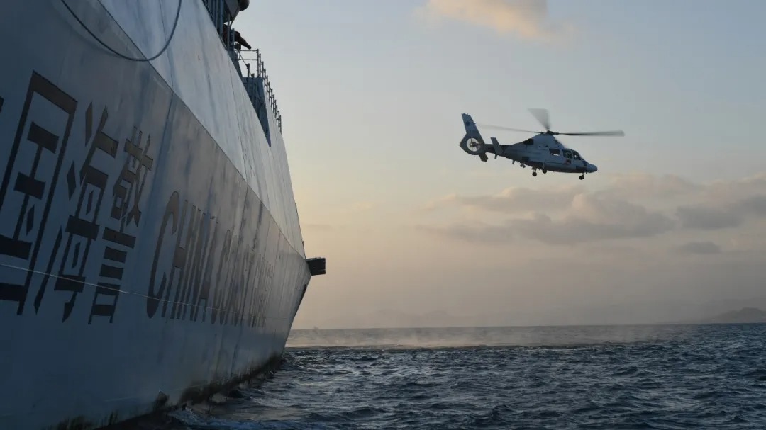 3.舰载直升机振翅起飞.JPG