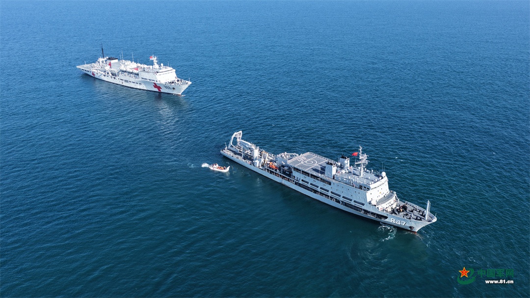 图为海军吉祥方舟号医院船救生艇抵达阳澄湖船