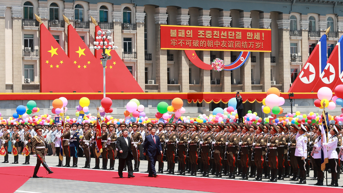 习近平出席金正恩举行的欢迎仪式