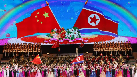 习近平观看专场文艺演出 平壤响起耳熟能详的中国歌曲