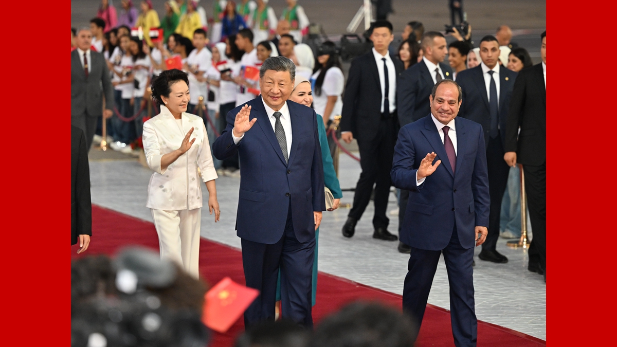 习近平抵达开罗对埃及进行国事访问